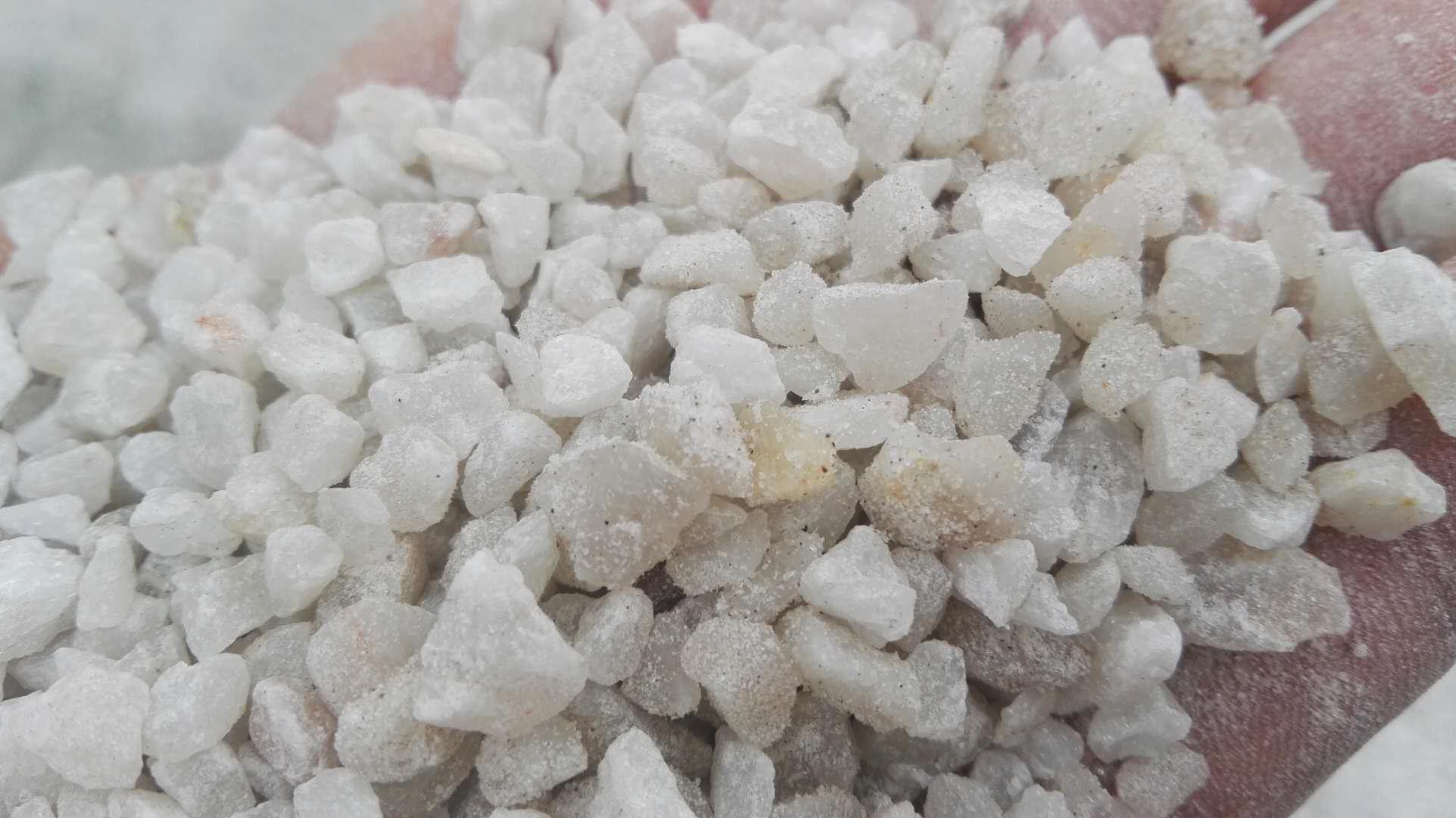 石英砂<a href='http://www.zzywzg.cn/jsll/' target='_blank'><u>濾料生產(chǎn)廠家</u></a>